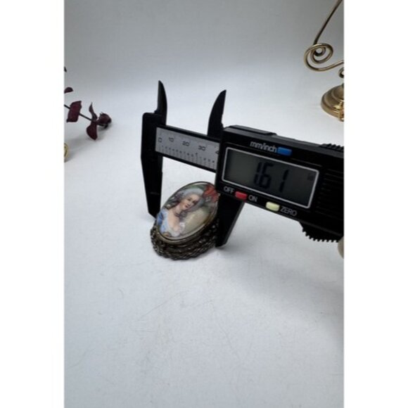 Vintage Brooch Ornate Porcelain Gold Tone Portrait Lovely Lady Unbranded - Picture 7 of 13